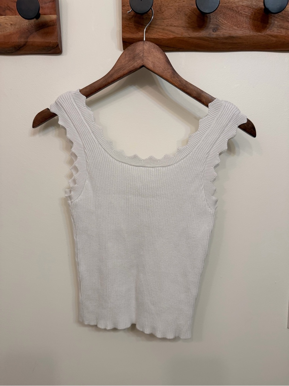Ribbed Scallop Tank Top - White